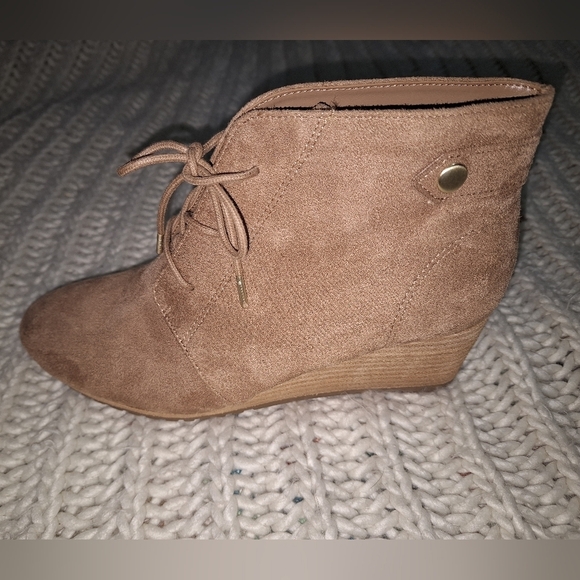 A pair of Dr Scholls Be Energized booties in a size 7.5. - Picture 3 of 11